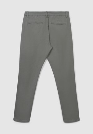 Pantaloni in cotone grigi, slim fit, con tasche posteriori e una texture liscia. Design semplice senza motivi o dettagli hardware visibili.