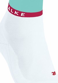 Calze con una parte superiore azzurro chiaro, corpo bianco con texture a coste, e una fascia color bordeaux contenente il nome del marchio "FALKE" in lettere bianche.