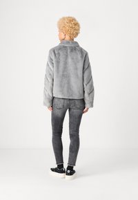 Vero Moda Petite VMSONJALUIS JACKET - Χειμωνιάτικο μπουφάν - griffin