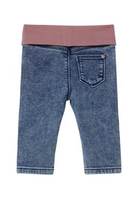 Leggings en denim avec une taille élastique rose, présentant une poche arrière avec un accent en forme de cœur et un design de jambe fuselée et ajustée.