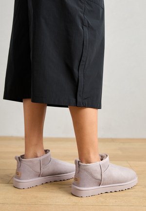 CLASSIC ULTRA MINI - Zimní obuv - pale smoke