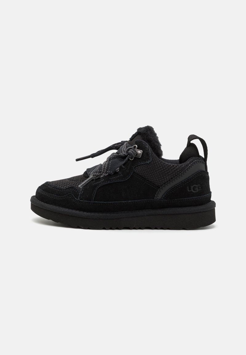 Baskets noires avec une tige en daim et en mesh, fermeture à lacets texturée, languette et semelle en caoutchouc. Présente un logo discret sur le talon.