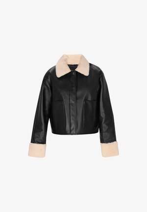 Fekete bőr, rövidített dzseki puha bézs juhbőr gallérral és mandzsettákkal, két elülső zsebbel és egyenes cipzárral.