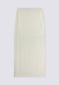 Gonna midi bianca a maglia testurizzata con motivo a griglia, vestibilità slim e silhouette dritta. Nessun hardware o accenti visibili.