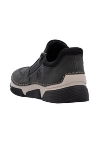 Baskets noires et gris foncé pour hommes à enfiler avec fermeture éclair latérale, semelle intermédiaire beige, semelle extérieure texturée noire et détails cousus.