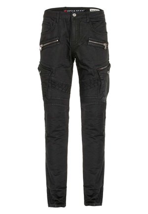 Schwarze Jeanshose mit schmaler Passform, ausgestattet mit mehreren Reißverschlusstaschen, strukturierten Knieakzenten und einem kleinen Logo-Tag an der Seite.