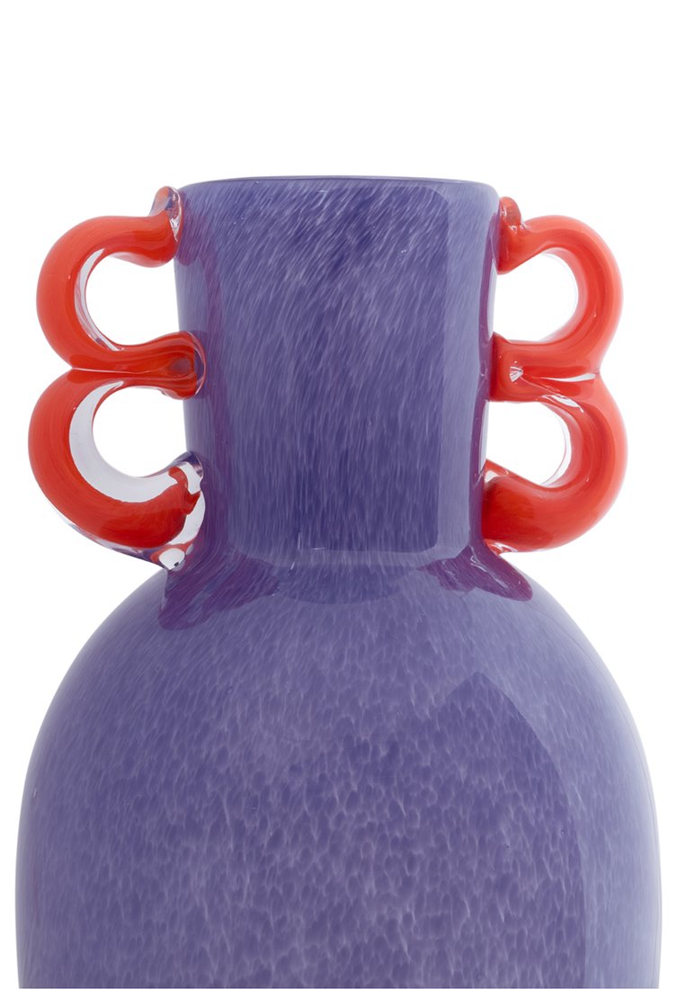 Jarrón de vidrio púrpura con una superficie texturizada, con asas de vidrio rojo en forma de bucle a cada lado. Base redondeada y cuello cónico.