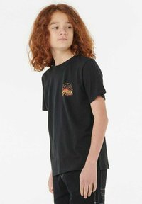 T-shirt in cotone nero con scollatura rotonda e maniche corte, caratterizzato da una grafica colorata del sole sul lato sinistro del petto.