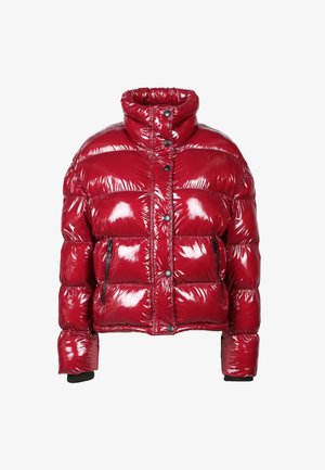 Rote, glänzende Daunenjacke mit hohem Kragen, Druckknöpfen und zwei seitlichen Reißverschlusstaschen. Strukturierter, gepolsterter Schnitt mit taillierten Ärmeln.