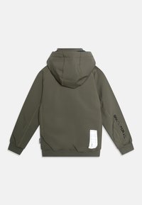 Sweatshirt à capuche vert olive avec des poignets côtelés, texte noir "ESPACE POUR TOUS" sur la manche droite, et un patch en grille blanche près de l'ourlet à l'arrière.