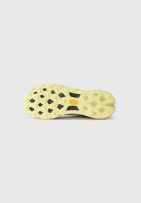 Semelle en caoutchouc avec des motifs de traction profonds, de couleur jaune et avec des accents noirs. Surface texturée pour une meilleure adhérence et stabilité.