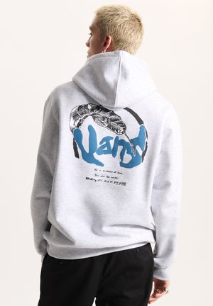 Sudadera gris con un gran gráfico trasero que presenta una serpiente y la palabra "Vans" en azul, hecha de material suave y con un bolsillo canguro.