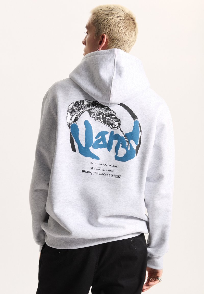 Felpa grigia con un grande graphic sul retro che presenta un serpente e la parola "Vans" in blu, realizzata in un materiale morbido, con tasca a canguro.