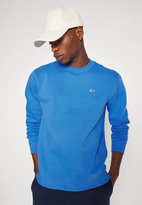 Tommy Jeans REGULAR C NECK - Sudadera - meridian blue