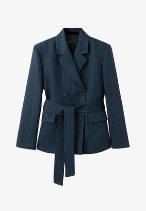 Blazer azul marino de rayas diplomáticas con doble botonadura, solapas anchas, detalles de botones, bolsillos delanteros y un cinturón a juego atado a la cintura.