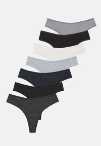 Sept tangas en coton de différentes nuances de gris, noir et blanc, disposés en pile diagonale sur un fond blanc.