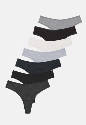 Sieben Baumwoll-Stringtangas in verschiedenen Grautönen, Schwarz und Weiß, diagonal gestapelt auf weißem Hintergrund angeordnet.