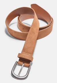 Béžový semišový opasok so striebornou kovovou prackou, s hladkou textúrou, viacerými dierkami na nastavenie a čistým, jednoduchým dizajnom.