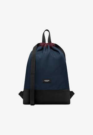 Sene-rygsæk i marineblå med bordeaux top, sort bund og justerbare stropper. Har et logo patch foran. Glat stof tekstur.
