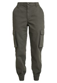 Tummanvihreät cargo-housut, joissa on joustavat hihnat, kaksi läpällistä taskua reidellä, etupainike ja vyölenkit.