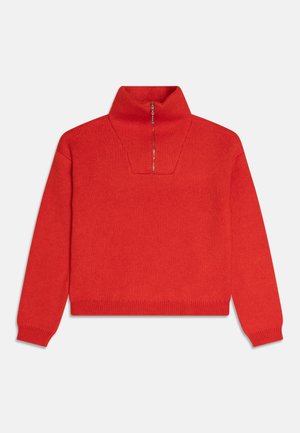Jersey de punto rojo con mangas largas, puños y dobladillo acanalados, y cuello alto con media cremallera.