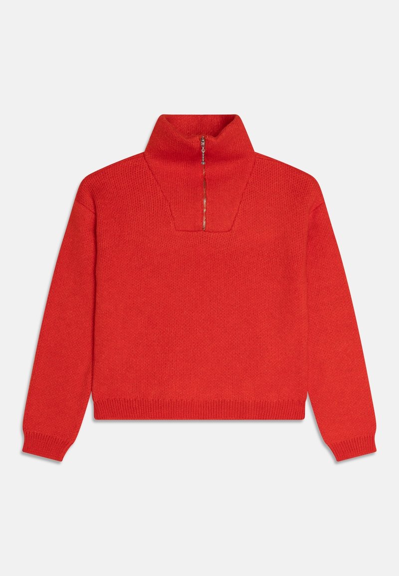Pull-over rouge en maille avec manches longues, poignets et ourlet côtelés, et col montant à demi-fermeture éclair.