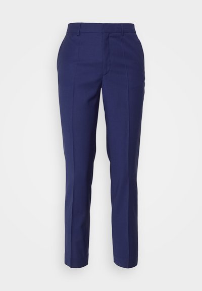Pantaloni personalizați de culoare bleu marin, cu un croi slim, cu fața plată și detalii pliate. Materialul pare fin, având un luciu subtil. Cureaua vizibilă în partea de sus.