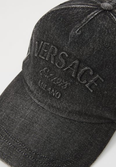 Schwarze Denim-Mütze mit gesticktem "VERSACE"-Logo, gebogener Krempe, Kontrastnähten, texturiertem Finish und verstellbarem Rückengurt.
