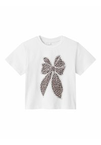 Camiseta blanca de manga corta con un diseño de lazo de estampado de leopardo y contorno metálico, hecha de suave tela de algodón.