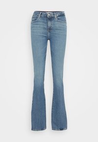 Jeans in denim blu chiaro con una leggera svasatura in fondo, chiusura con bottone frontale e design classico a cinque tasche.