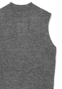 Grauer gestrickter ärmelloser Pullover mit Rautenmuster, ausgestattet mit einem gerippten Halsausschnitt und einer strukturierten Oberfläche.