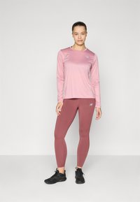 New Balance SPORT ESSENTIALS LONG SLEEVE - Ilgarankovis viršutinės dalies drabužis - pink taffy
