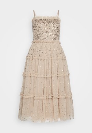 Beiges ärmelloses Kleid mit dünnen Trägern, Pailletten-Oberteil, mehrlagigem Tüllrock und horizontalen Rüschendetails.