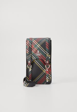 Schwarze Tasche mit strukturiertem Material und kariertem Muster in Rot, Grün und Gelb, ausgestattet mit zwei verstellbaren Trägern, silberfarbenen Beschlägen und einem Logoakzent.