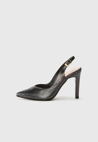 Slingback neri con tacco alto a punta, con un motivo a stampa serpente testurizzato e un tacco sottile. Dettaglio con fibbia sulla cinghia.