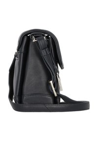 Bolso bandolera de cuero azul marino con un diseño estructurado, correa ajustable, herrajes metálicos y textura suave.