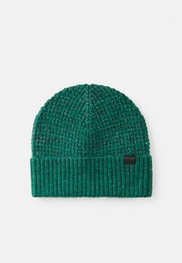 Roheline kudumisbeanie, millel on ribakujundus, volditud äär ja väike must logo silt.