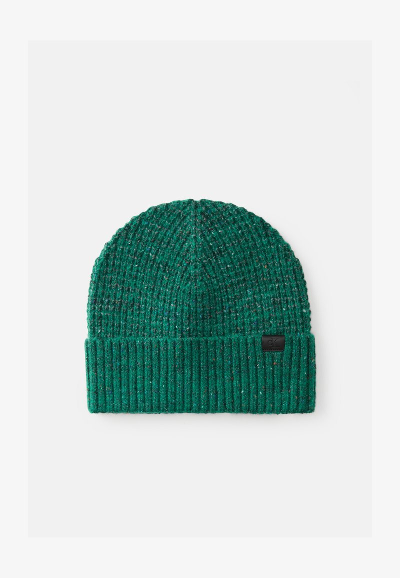 Roheline kudumisbeanie, millel on ribakujundus, volditud äär ja väike must logo silt.