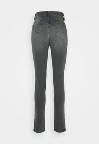Jeans de mezclilla gris con corte slim, que cuentan con una cintura alta, diseño de cinco bolsillos y detalles de costura sutiles en la parte posterior.