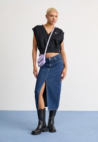 Nike Sportswear V NECK - Pamata T-krekls - black/sail