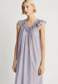 Camicia da notte viola chiaro con maniche a ruches e dettagli in pizzo attorno al collo; vestibilità comoda, tessuto morbido e design minimalista.