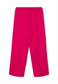 Leuchtend pinke, locker sitzende Hose mit einem elastischen Bund und geraden Beinen, flach auf einem weißen Hintergrund präsentiert.