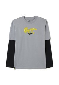 Grijze lange mouwen shirt met een zwarte ondermouw, voorzien van een geel en zwart graffiti-achtige "kunst" ontwerp op de voorkant. Zacht katoen.
