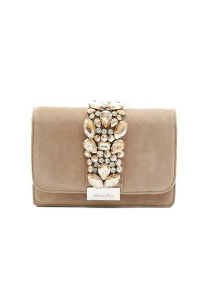 Bolso de mano beige claro de ante con un adorno de piedras claras y tono champán, con una placa de metal plateado.
