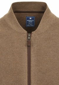 Brauner Zip-Up-Pullover mit strukturiertem Strickmuster, geripptem Kragen und einem kontrastierenden braunen Reißverschluss. Verfügt über ein Etikett mit Markenname.