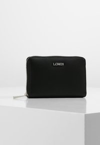 Billetera de cuero negro con textura estriada, que presenta una placa de logo plateada, cierre de cremallera y una forma rectangular elegante.