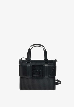 Sac à main noir en matériau texturé, avec des poignées courtes, une bandoulière amovible et un logo proéminent sur le devant.