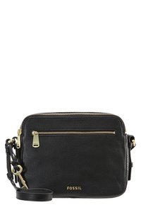 Schwarze Fossil-Leder-Crossbody-Tasche mit goldenen Reißverschlussdetails, vorderer Reißverschlusstasche, verstellbarem Schulterriemen und markiertem Metallschlüsselanhänger.
