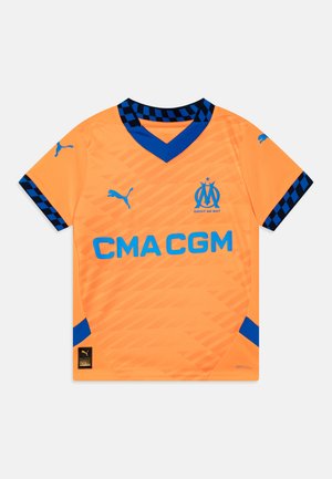 Orange tröja med blå detaljer och en svart rutmönstrad krage. Har logotyk och "CMA CGM" tryckt i blått. Tillverkad av fuktavledande material.