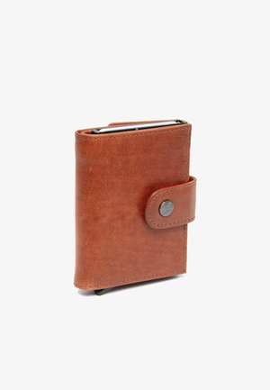 Bruine leren portemonnee met een gladde textuur, afgeronde hoeken, een drukknoopsluiting en zichtbare stikseldetails. Compacte en rechthoekige vorm.